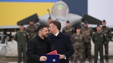 Ukrajinský prezident Volodymyr Zelenskyj podepsal s francouzským prezidentem...