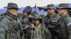 Venezuelský ministr obrany Vladimir Padrino (vlevo) dohlí�í na výcvik voják� s...