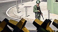Venezuelský voják hlídá v ulicích hlavního m�sta Caracas (13. listopadu 2025)