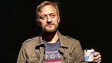 Petr Panzenberger v hodinovém monodramatu Perníká�. Za roli va�i�e a u�ivatele...