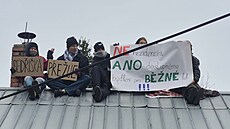 Protestující na jednom z bouraných dom� v ostravské kolonii Bed�i�ka (13....