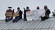 Aktivisté na jednom z finských domk v bývalé hornické kolonii Bedika v...