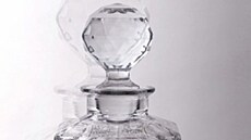 Brou�ená karafa, kterou odcizil zlod�j v Ostrav�. Policisté nyní po tomto lupu...