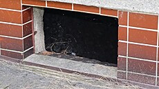 Zlod�ji sta�ilo k proniknutí do dom� málo, nap�íklad jen sklepní okýnko. (12....