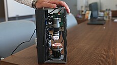 P�ístroj zkoumající mo�nosti nasazení nanorobot� v mikrogravitaci. (13....