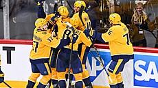 Hrá�i Nashvillu se radují z branky b�hem zápasu NHL Global Series ve Stockholmu.