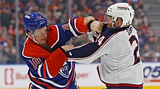 Edmontonský úto�ník Trent Frederic a Mathieu Olivier z Columbusu v p�stním...