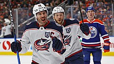 Boone Jenner (v pop�edí) slaví branku proti Edmontonu.