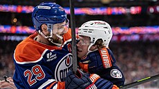 Kent Johnson z Columbusu si zblízka vysv�tluje situaci s edmontonským Leonem...