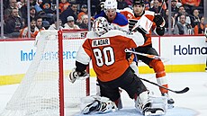 Dan Vlada� v brankovi�ti �elí tlaku Trenta Frederica.