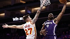 Vít Krej�í se sna�í zastavit nájezd Preciouse Achiuwy.