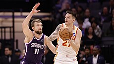 Vít Krej�í brán�ný Domantasem Sabonisem.