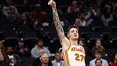 Vít Krejí sleduje jeden ze svých tíbodových pokus.