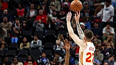 Vít Krej�í st�ílí p�es Derricka Jonese Jr.