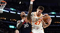 Vit Krej�í bojuje o doskok s Johnem Collinsem.