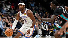 Shai Gilgeous-Alexander hledá cestu do koe kolem bránícího Vince Williamse Jr.