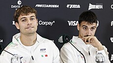 Flavio Cobolli a Lorenzo Sonego ped daviscupovým zápasem.