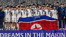 Fotbalistky KLDR slaví zlaté medaile na svtovém ampionátu do 17 let.