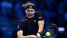 Alexander Zverev odehrává mí�ek v t�etím utkání na Turnaji mistr�.