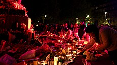 Francouzi si pipomínají deset let od tragických teroristických útok v Paíi....