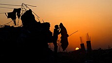 Palestinci se sna�í p�e�ít ve zni�eném Pásmu Gazy. (19. listopadu 2025)