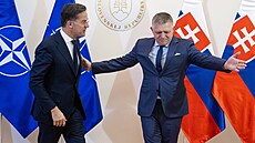Generální tajemník NATO Mark Rutte a slovenský premiér Robert Fico (18....
