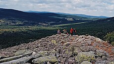 Vrchol Luzného tvo�í kamenné mo�e. Na snímku je výhled na Luzenské údolí a v...