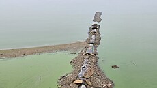 Nízká hladina odhalila výpusti sm��ující do Lipna. V�dci budou prov��ovat,...