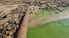 Nízká hladina odhalila výpusti sm��ující do Lipna. V�dci budou prov��ovat,...