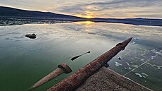 Nízká hladina odhalila výpusti sm��ující do Lipna. V�dci budou prov��ovat,...