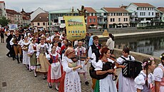 lenové souboru Písean procházejí po Kamenném most v Písku. Prvod soubor je...