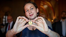 Vítzný návrh mince vytvoili Josef Oplitil a Tereza Vlková (na snímku)....