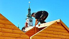 Na nám�stí P�emysla Otakara II. u� staví adventní m�ste�ko.