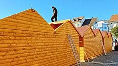 Na nám�stí P�emysla Otakara II. u� staví adventní m�ste�ko.