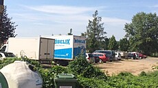 Plocha v Aninské ulici u Louckého klá�tera ve Znojm� z�stávala kv�li sporu m�sta s podnikatelem Karlem Fiedlerem ladem. Na její �ásti neoficiáln� parkovala auta.