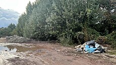 Plocha v Aninské ulici u Louckého klá�tera ve Znojm� z�stávala kv�li sporu m�sta s podnikatelem Karlem Fiedlerem ladem. Na její �ásti neoficiáln� parkovala auta.