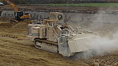 Unikátní fréza, jediná svého druhu v esku, pomáhá na stavb dálnice u...