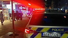 Mu� ve zlatnictví v centru Pardubic za�al kladivem rozbíjet vitrínu. (19....