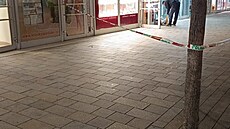 Mu� ve zlatnictví v centru Pardubic za�al kladivem rozbíjet vitrínu. (19....