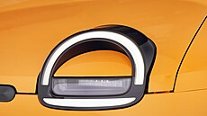 Zaoblené, mírně vystouplé světlomety připomínají „tvář“ první generace, nově...