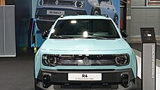 Renault mimo jiné vystavuje model R4 E-Tech.