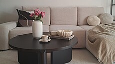 Byt je za�ízen v tlumených odstínech s akcenty �erné. 