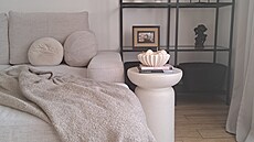 Rozlo�ená sedací souprava supluje l��ku pro paní domácnosti. 