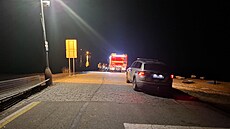 Do lipenslé p�ehrady sjel osobní automobil, �idi� z ciziny ne�t�stí nep�e�il....