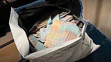 Fotografie ze zátahu zam��eného na odhalení úplatká�ství v ukrajinském...