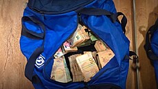 Fotografie ze zátahu zam��eného na odhalení úplatká�ství v ukrajinském...