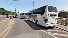 Naprázdno spu�t�né motory turistických autobus� jsou v Praze problémem i v...