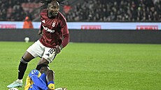 Sparanský obránce Emanuel Uchenna s míem, na zemi leí teplický útoník John...