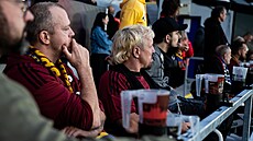 Handicapovaní fanouci Sparty sledují utkání na Letné. Sparta jako druhý klub...