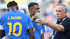 Známý nizozemský kou Dick Advocaat udluje pokyny reprezentantm Curacaa, s...